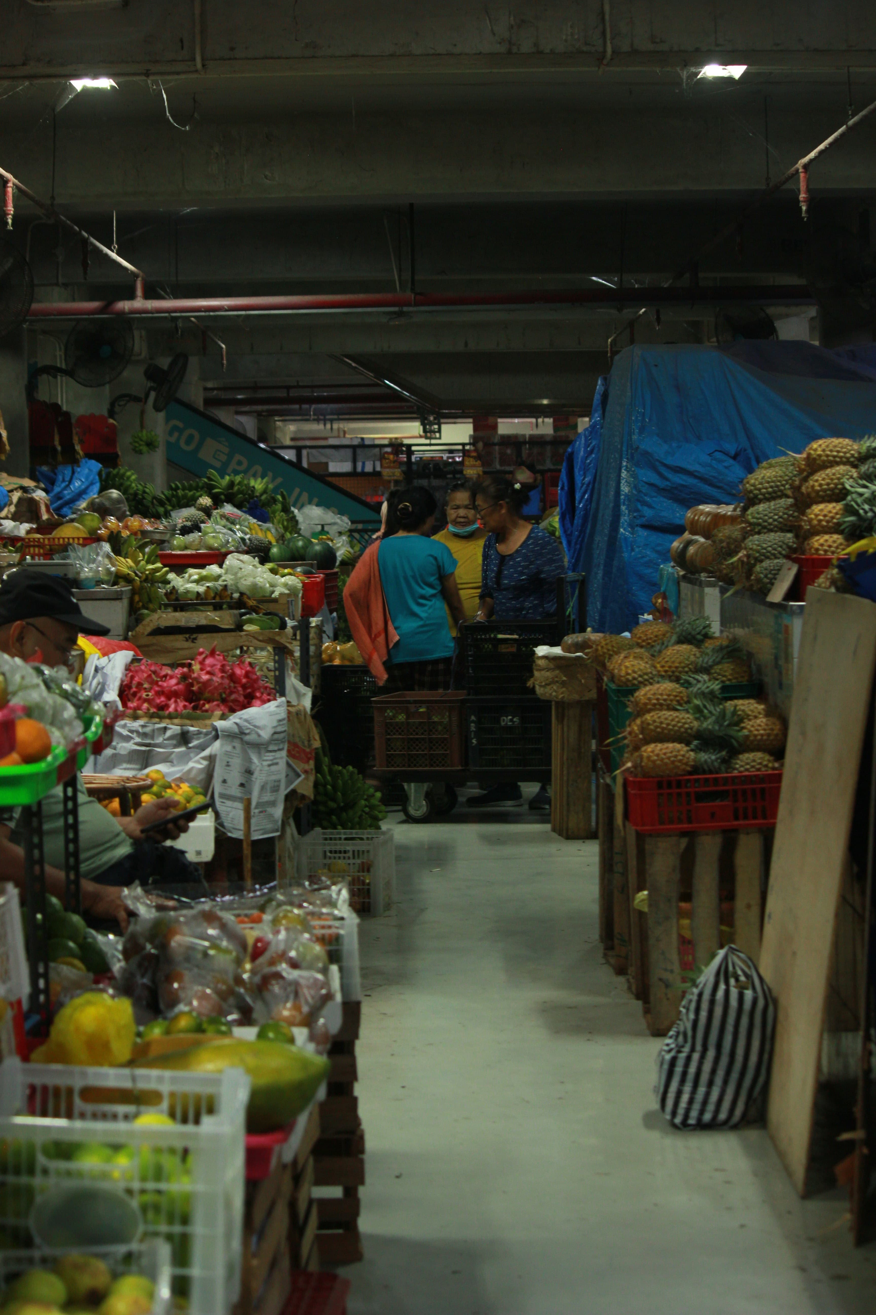 Suasana lorong Pasar Badung dengan kios buah dan sayur.